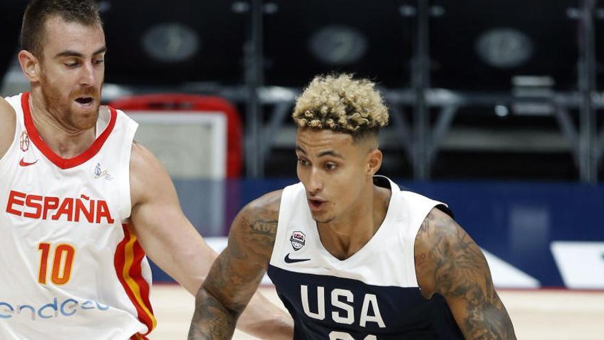 Kuzma frente a Claver en el amistoso EEUU-España en Anaheim.