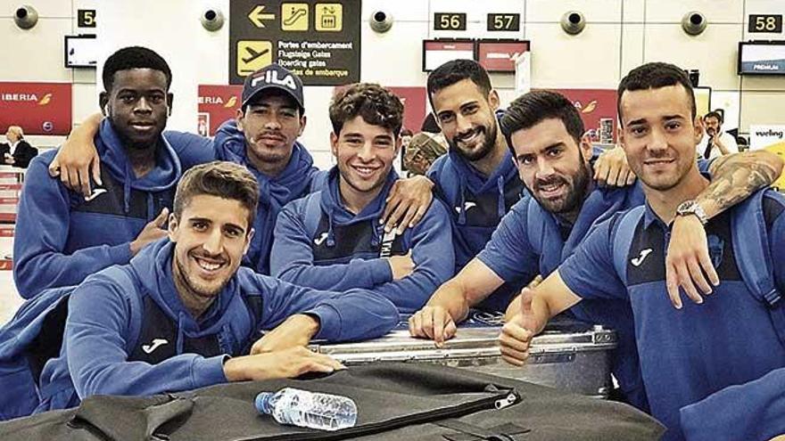 La expedición del Atlético Baleares puso ayer rumbo a Santander para afrontar la ida de la eliminatoria de campeones.