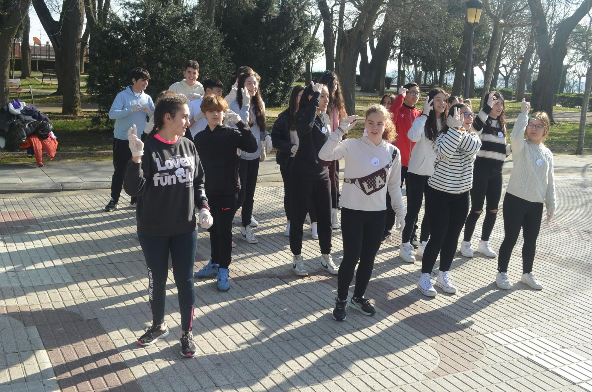 GALERÍA | Los colegios e institutos de Benavente celebran el Día de la Paz