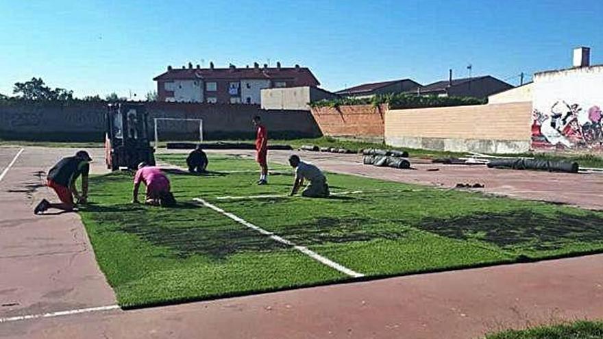 Inicio de las obras en la pista de fútbol sala anexa del Campo Municipal Los Barreros.