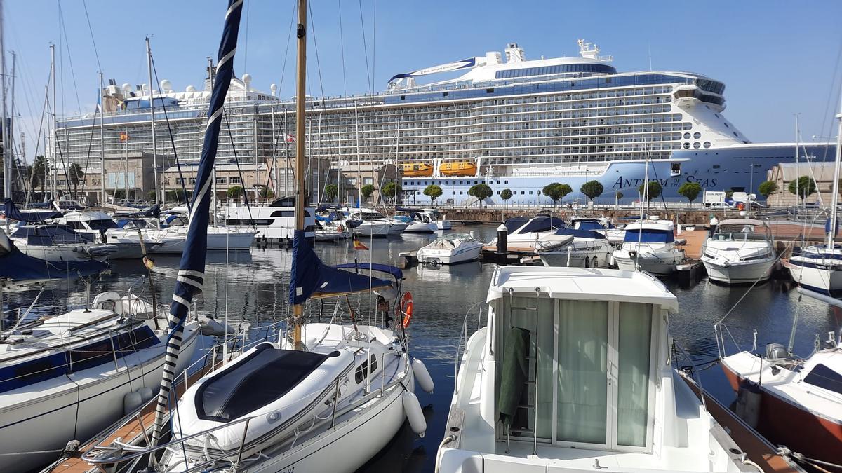 El &#039;Athem of the Seas&#039;, esta mañana en la Estación Marítima de Vigo