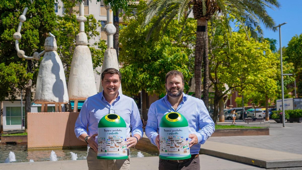 El presidente de Emaya, Llorenç Bauzá; y el coordinador de Ecovidrio de Baleares, Ivan Tolsà, presentan la campaña para revalidar la Bandera Verde de la Sostenibilidad