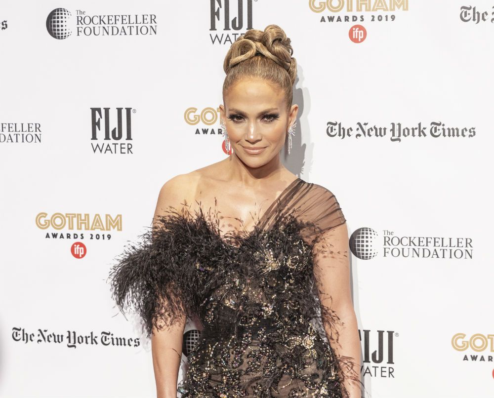 Jennifer Lopez ha llevado un vestido de plumas con el largo perfecto para  las chicas bajitas - Woman