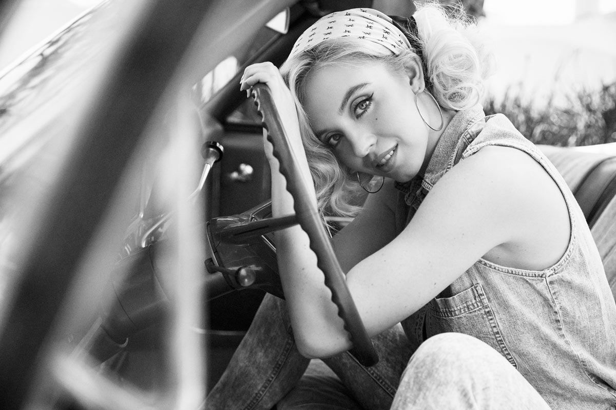La picardía de la actriz Sydney Sweeney en la campaña de la nueva cápsula de Guess Originals