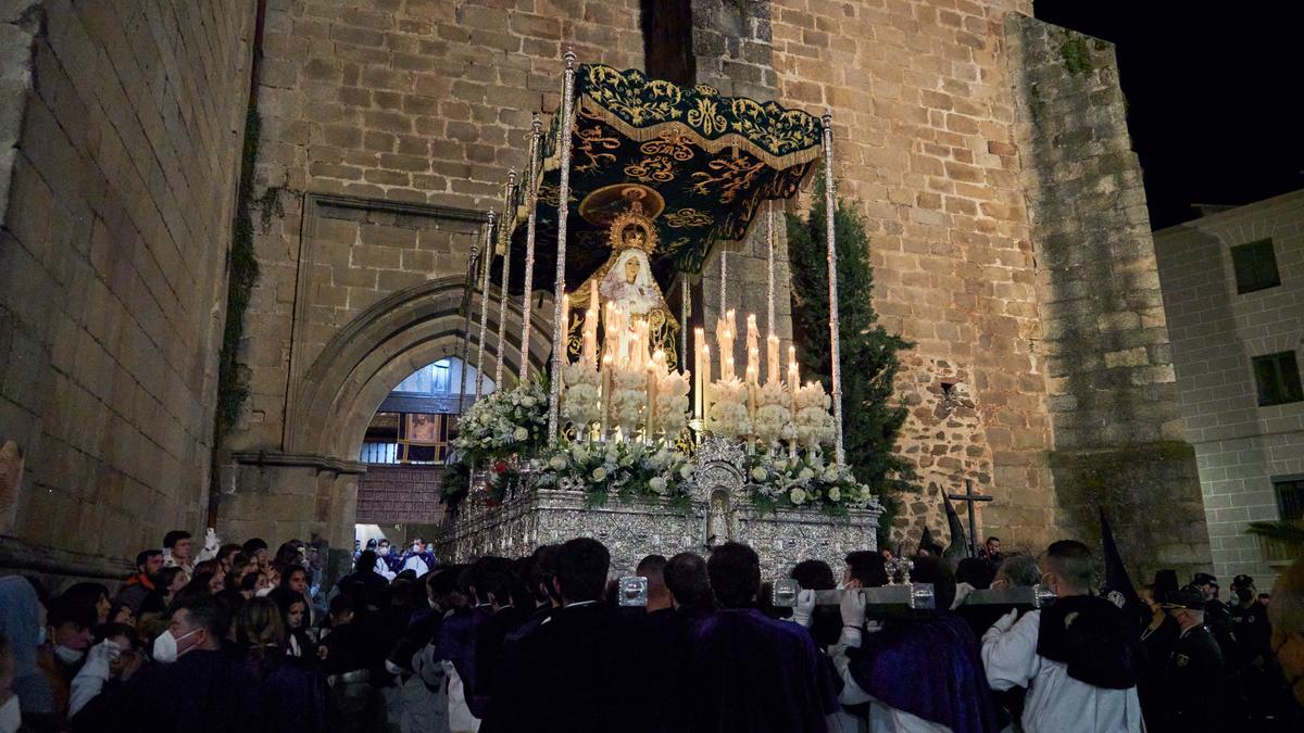 La Esperanza, en su recogida tras un recorrido abarrotado.