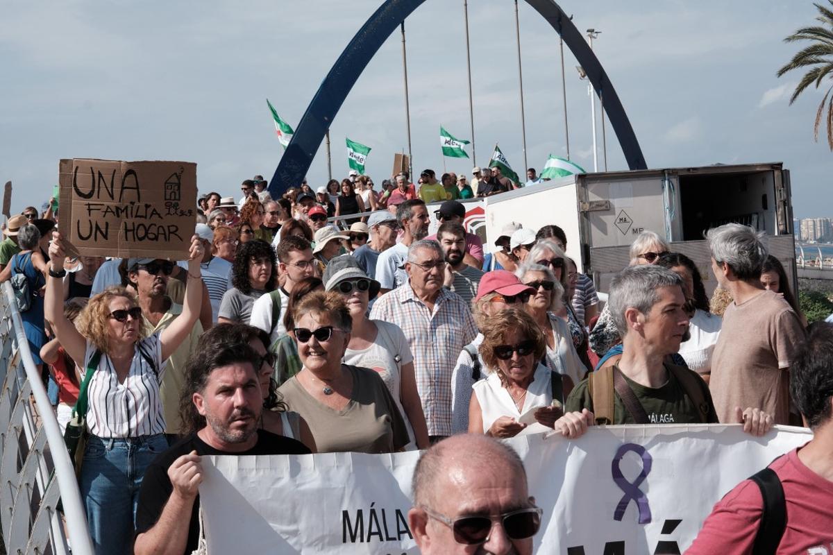 La manifestación de vecinos que recorrió El Palo, a su paso por la pasarela del arroyo Jaboneros.