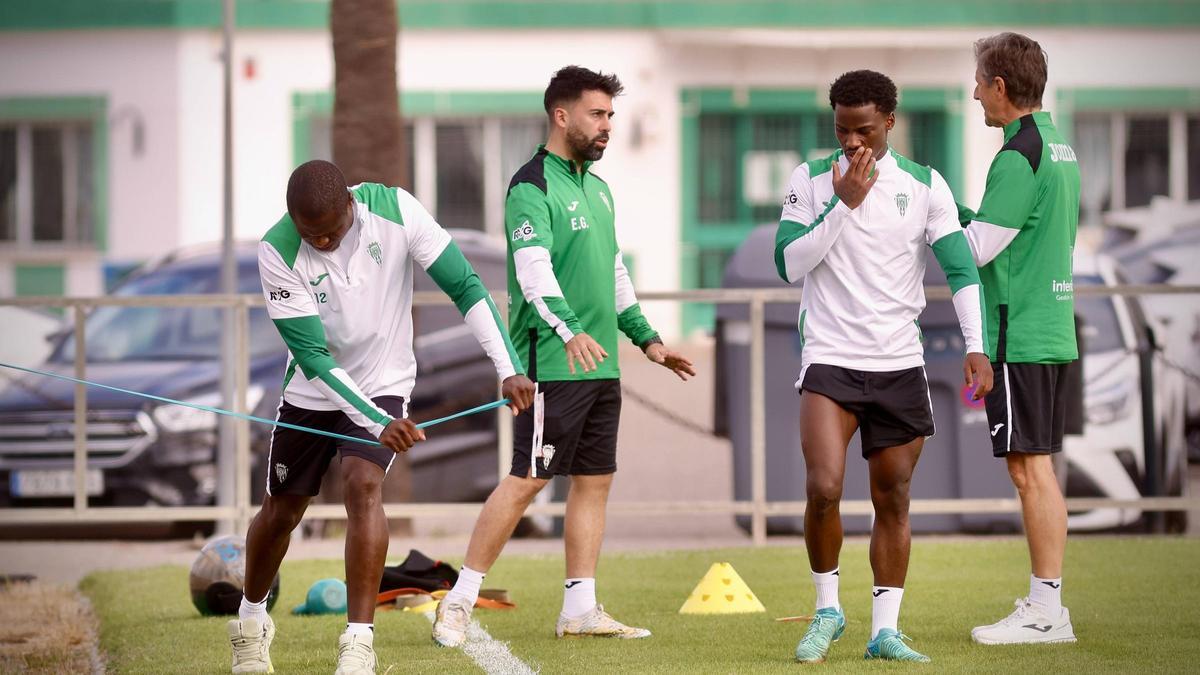 Fomeyem y Adilson se ejercitan aparte del grupo en presencia de Eu Gavilán y Martín Luna.