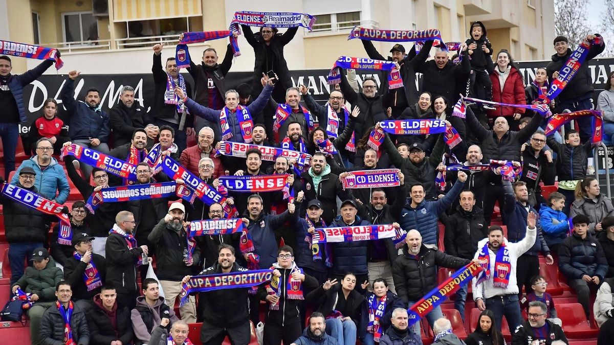 Afición del Eldense en el Nuevo Pepico Amat