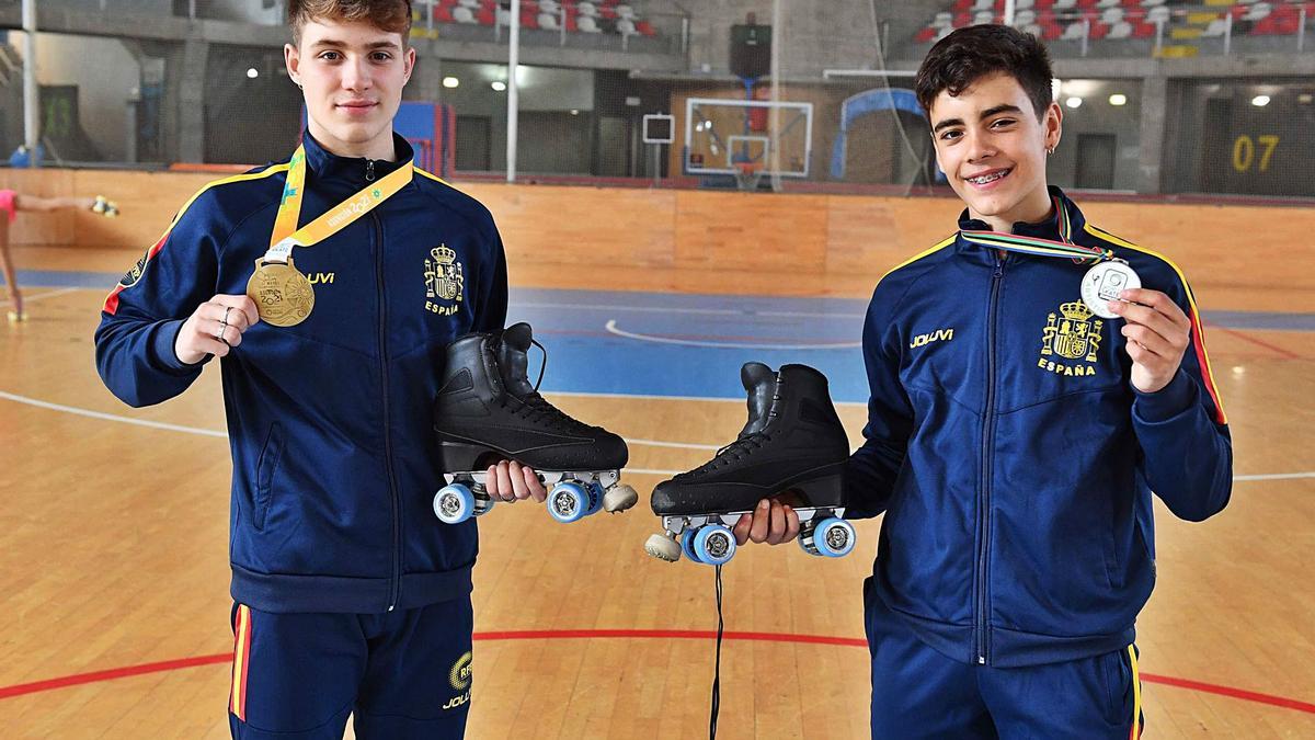 Lucas Yáñez, campeón del mundo júnior, y Unai Cereijo, subcampeón de Europa infantil, ambos del Maxia, en el Palacio de Riazor. |  // VÍCTOR ECHAVE