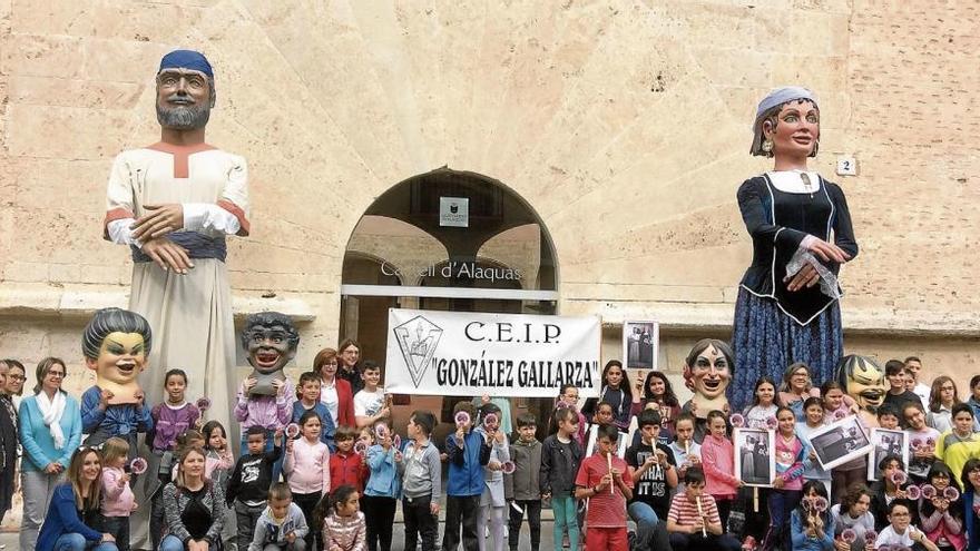 Els gegants d&#039;Alaquàs deixen el castell i  es traslladen al CEIP González Gallarza