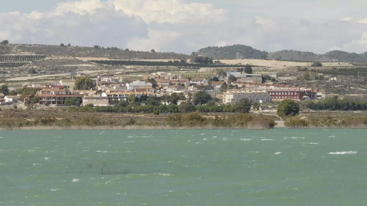 Torremendo, con el embalse de la Pedrera en primer término