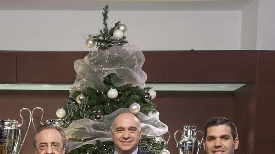 Florentino Pérez, Pablo Laso y Felipe Reyes, felicitando la Navidad.