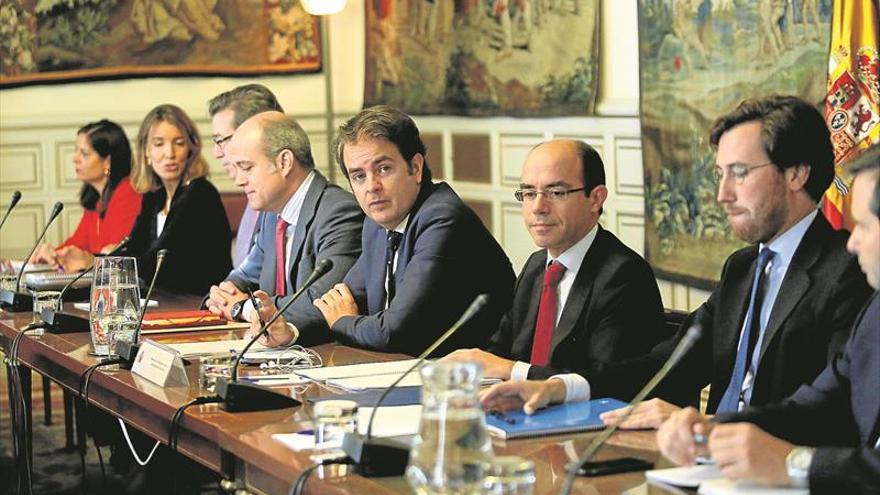 El Gobierno inicia el desembarco en la Generalitat