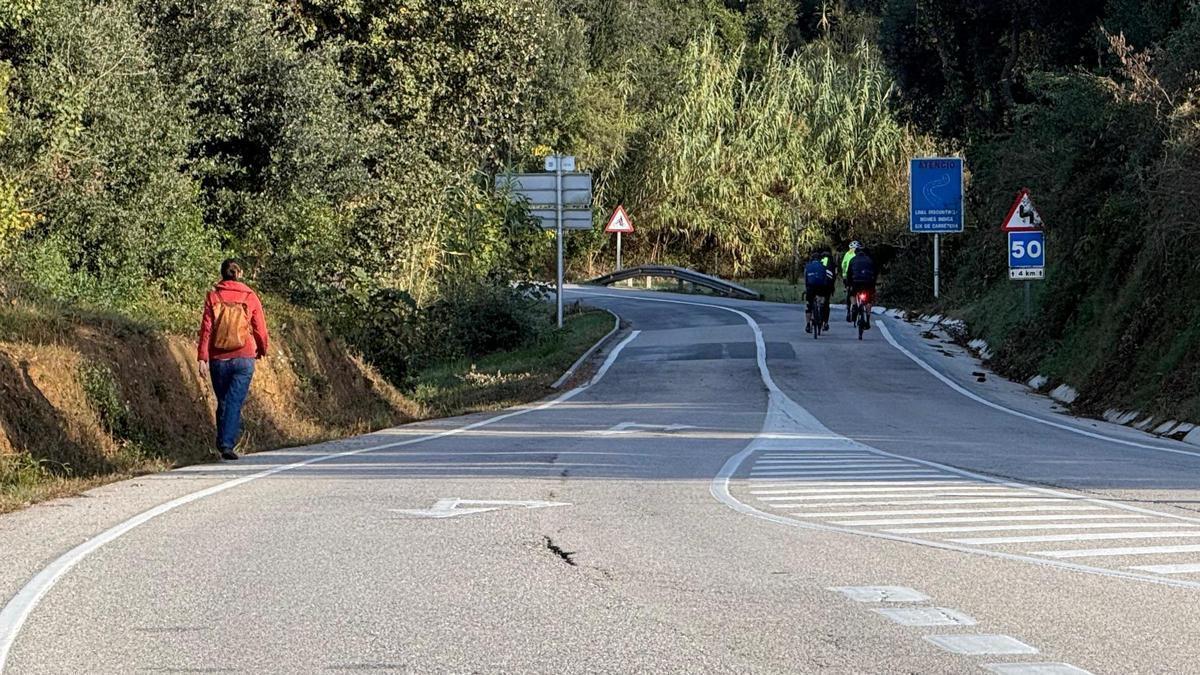 Uns ciclistes circulen en paral·lel per la GI-531.