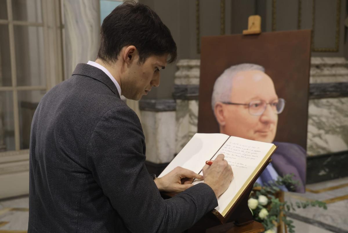 Borja Sanjuán deja su firma en el libro expuesto en el salón de cristal