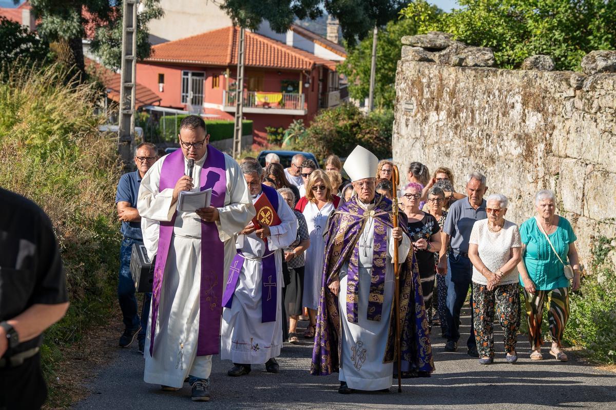 El acto católico de purificación y bendición en Parada de Ribeira, tras el robo, incluyó una procesión.