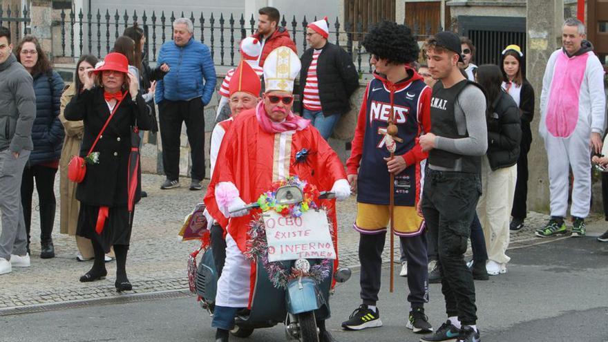 A Paquita, Nicanor y Vicentiño los acompañaron en su último paseo decenas de vecinos disfrazados de múltiples personajes.  // IÑAKI OSORIO