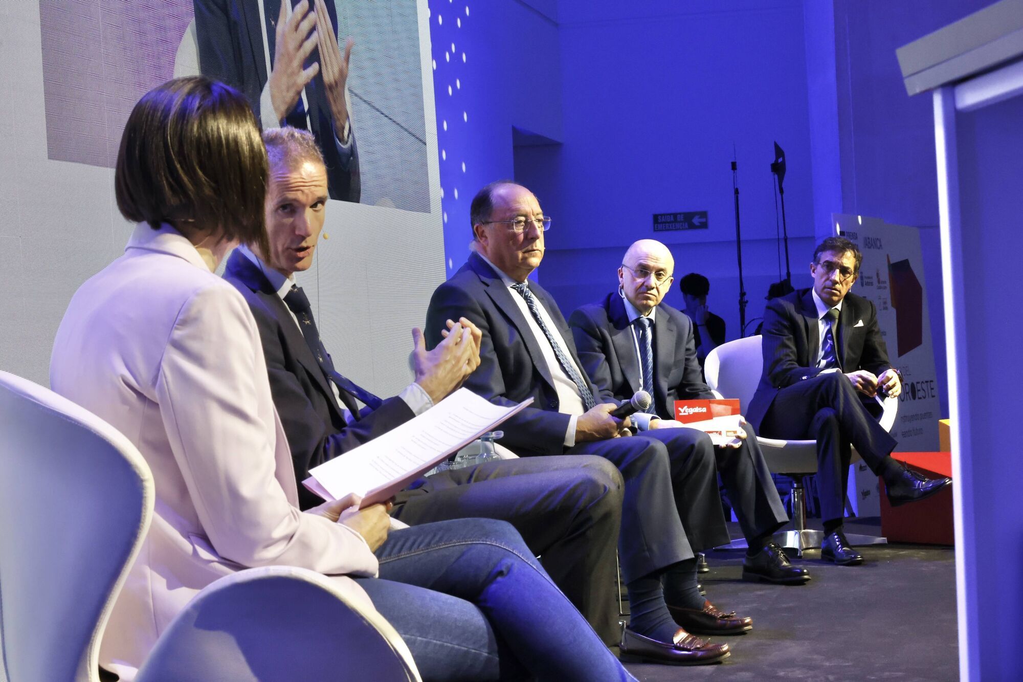 Un momento de la mesa redonda “Visiones para el futuro agroalimentario” con José Armando Tellado, de Central Lechera Asturiana, Carlos Moro, de Matarromera, José Manuel Ferreño, de Vegalsa Eroski y José Cabanas, de Hijos de Rivera. Modera Covadonga Jiménez de La Nueva España.