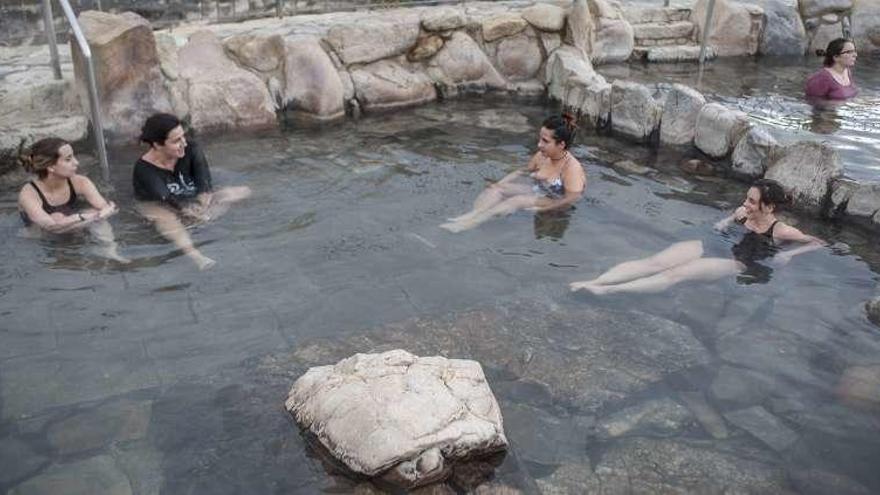 Bañistas en las termas de A Chavasqueira. // Brais Lorenzo