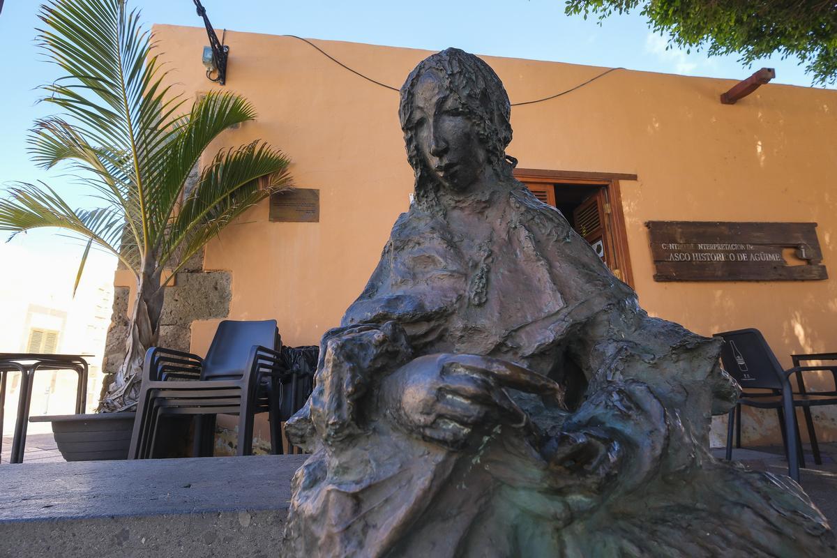 Escultura de la artista B. de la Vega, localizada en la plaza de San Antón de Agüimes, que homenajea a la princesa Catalina Hernández.