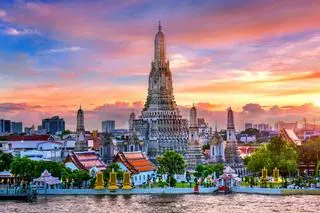 Bangkok, la capital de los templos junto al río, los canales y la cocina callejera