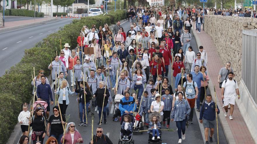 Santa Faz 2024: peregrinos caminando por la avenida de Dénia