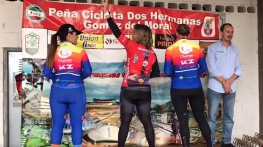 Mujeres ciclistas dan la espalda en el podio para protestar contra el machismo de una carrera en Andalucía