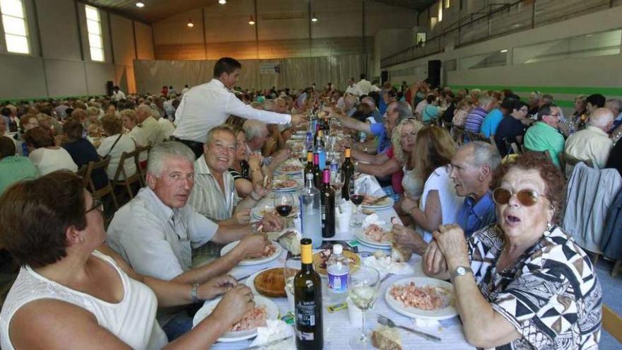 La comida se celebró en el pabellón de A Queixeira, donde se celebra la Festa do Pemento. // Jesús Regal