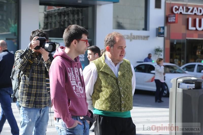 Concentración en la Avenida de la Libertad por la quema de la escultura floral