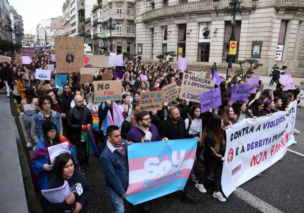 Las jóvenes viguesas se ponen en pie: "Tú, machista, estás en nuestra lista". // Marta G. Brea | Borja Melchor