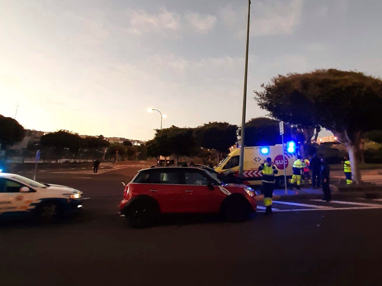 Choque de un automóvil con una farola en Siete Palmas