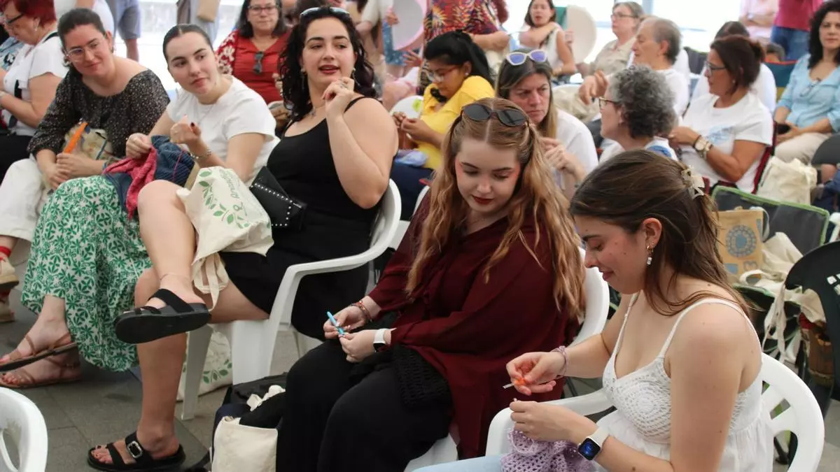 Tejer en público está de moda: cientos de aficionadas tomaron el centro de Pola de Laviana