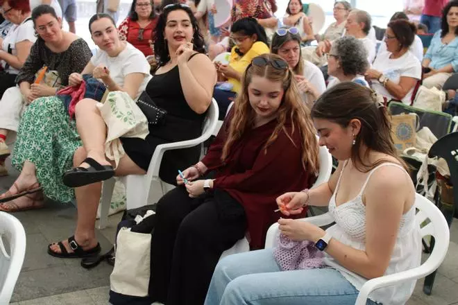 Tejer en público está de moda: así es el encuentro en Laviana, con cientos de participantes