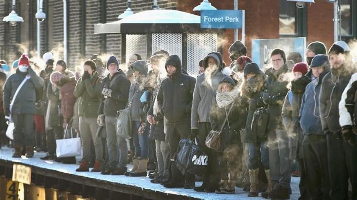 Passatgers esperant el tren als afores de Chicago.