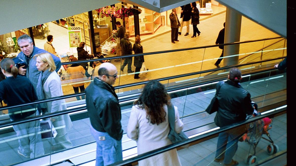 Apertura de centro comercial y supermercados el 2 de mayo