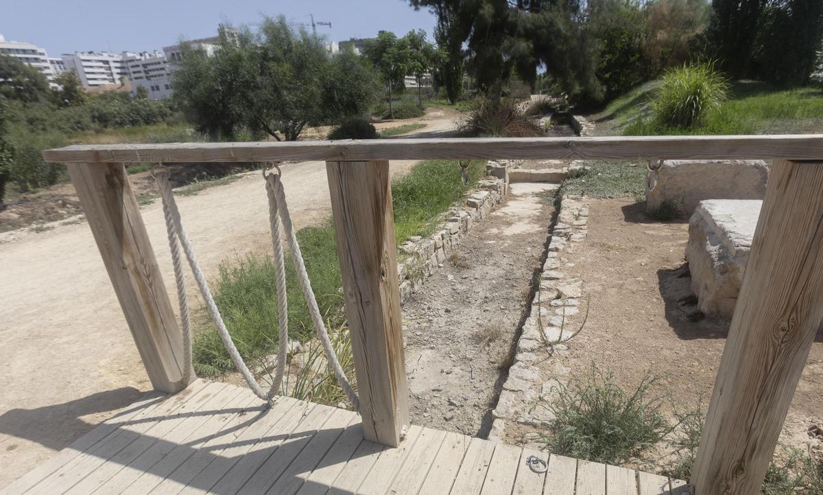 Desperfectos y abandono en el Parque del Mar de Alicante.