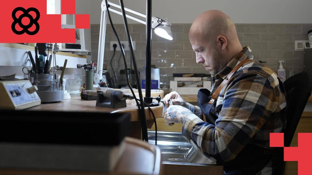 Sergi Genera trabaja en el taller de joyas dentro de su estudio de piercings de Gràcia.