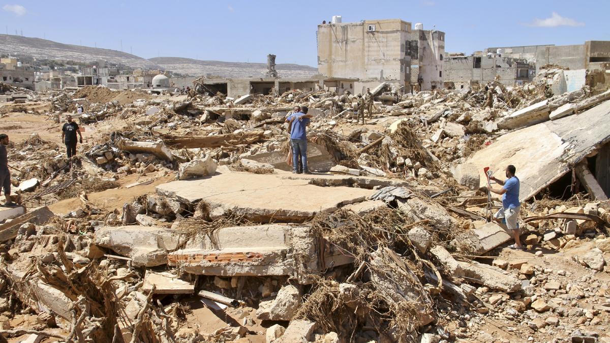 Mines i cadàvers en descomposició: la difícil tasca dels rescatistes a Líbia
