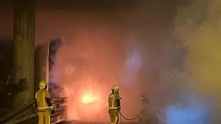 Un incendio destruye tres autocares en un parking del polígono de Son Oms, en Palma