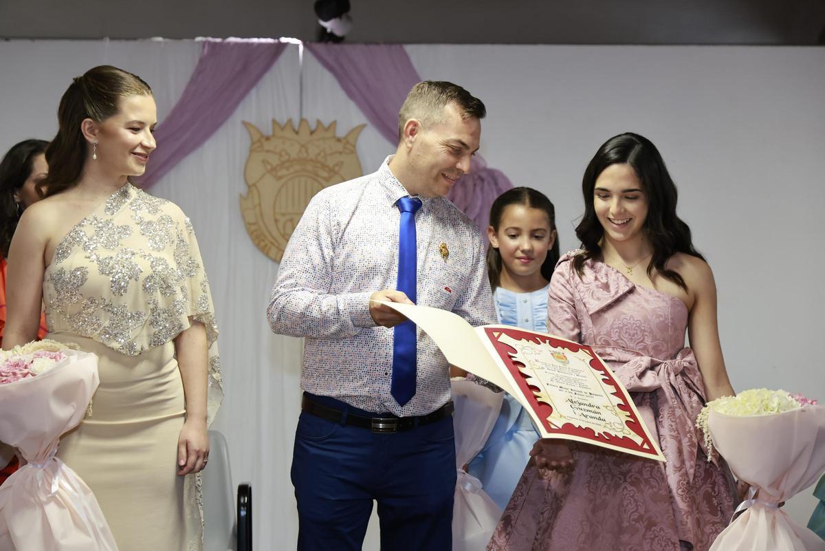 La Fallera mayor infantil recibe el pergamino.