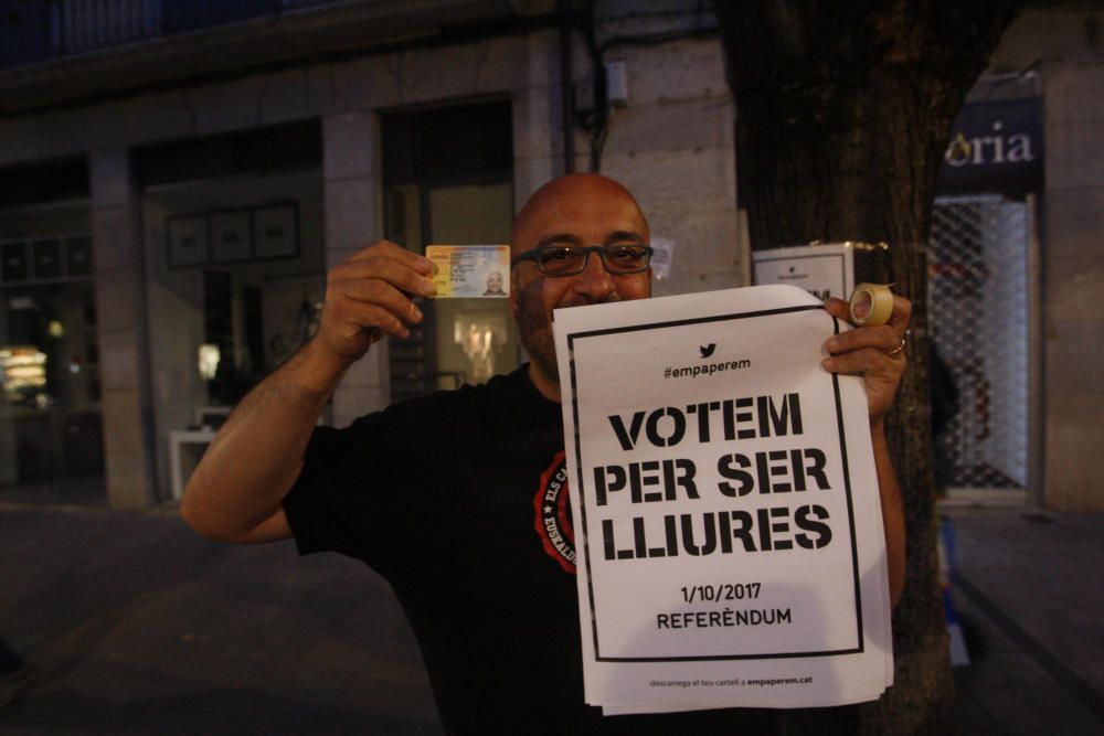 Enganxada de cartells a Girona a favor del referèndum