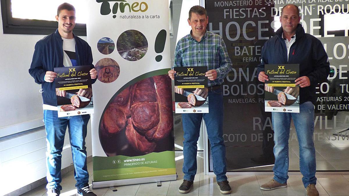 Por la izquierda, el concejal Darío Rodríguez, el alcalde, José Ramón Feito, y Javier Fernández, vicepresidente de la IGP Chosco de Tineo, ayer, durante la presentación del festival. | D. Á.