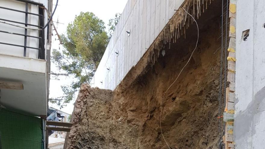 Desalojado un edificio en Benidorm al desprenderse un muro contiguo