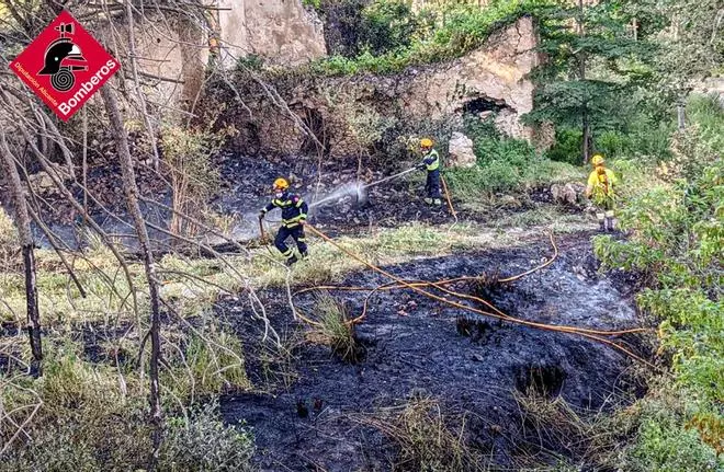 Los bomberos sofocan un incendio en Castalla