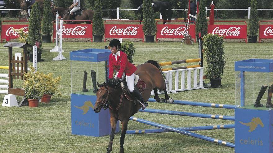 Una jinete, durante una prueba en una edición anterior del Concurso hípico de La Mofosa.