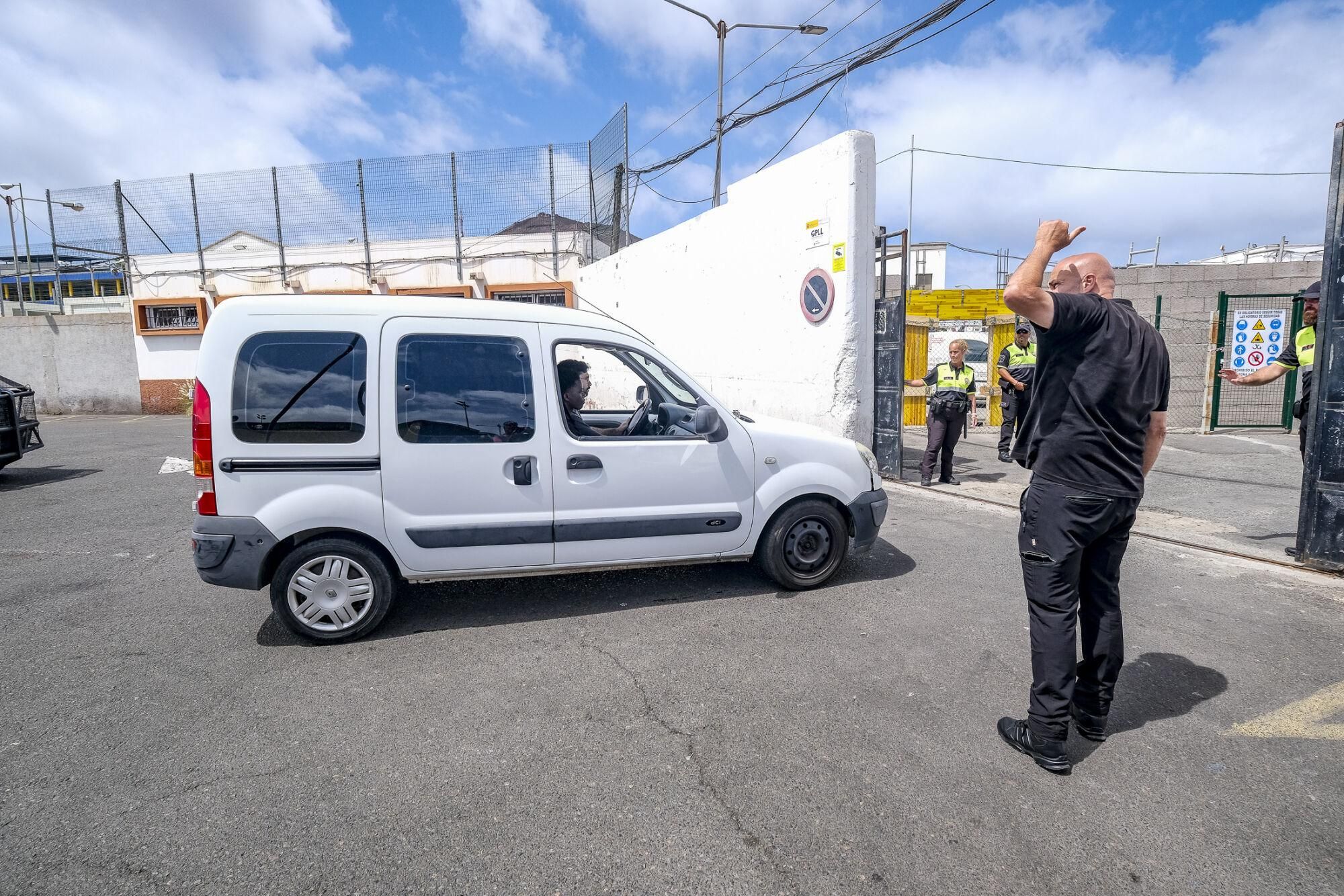 Traslado de menores migrantes asilados a las instalaciones del Canarias 50 en La Isleta