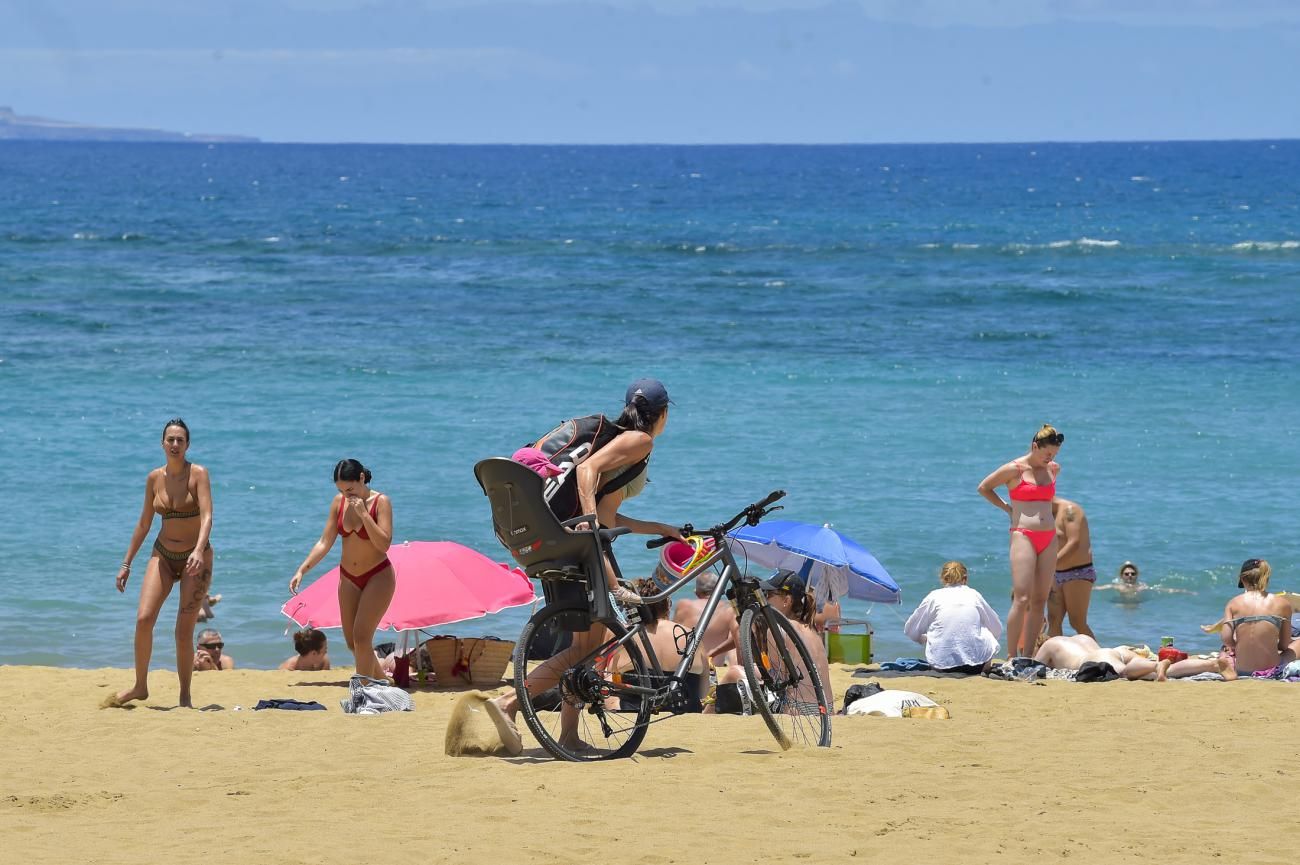 Ambiente de la Playa de Las Canteras el día de San Juan