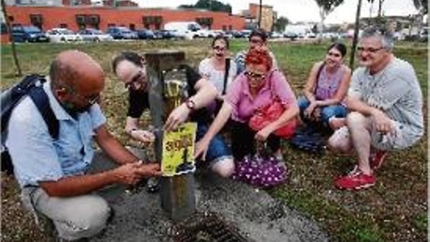 Membres d&#039;IPS ahir en una font del Parc de la Monar.