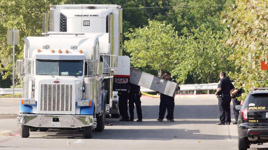 Agentes de la policía junto al camión en el que fueron encontrados los inmigrantes.