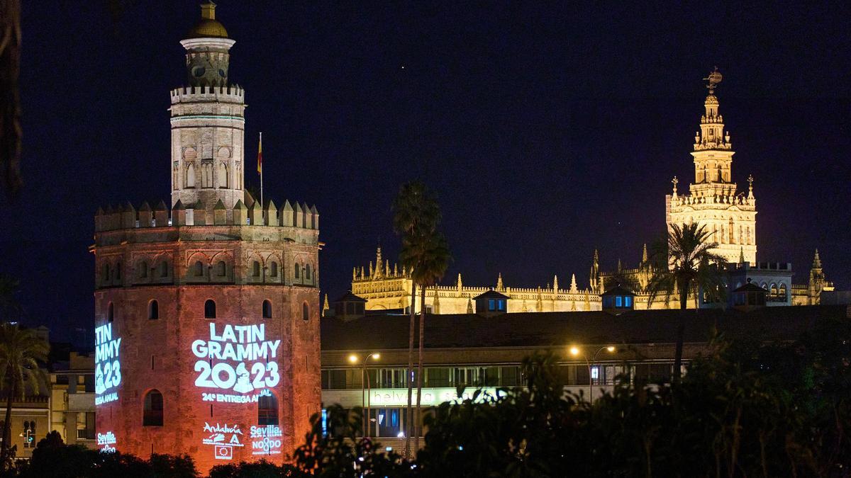 La ciudad de Sevilla engalanada, el año pasado, para la gran gala de los Latin Grammy 2023.